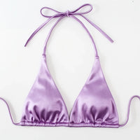 Gros plan sur le haut triangle en satin violet clair, bonnets lisses et bretelles fines qui se nouent au cou