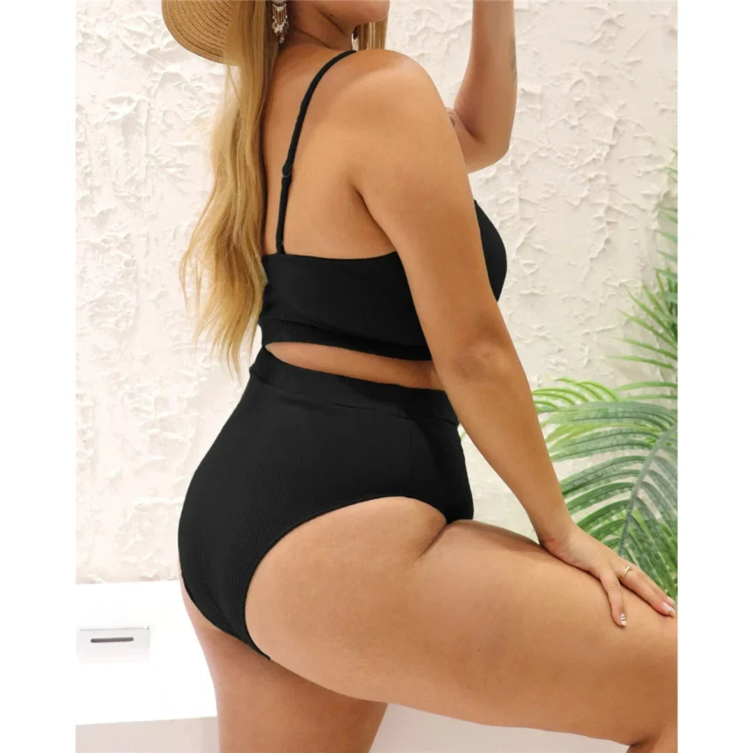 Bikini deux pièces grande taille côtelé taille haute noir vu de dos, bretelles fines, chapeau de paille sur la tête