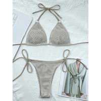 Bikini brésilien tour de cou à effet résille vert kaki à plat sur une veste blanche, à côté d'un magazine
