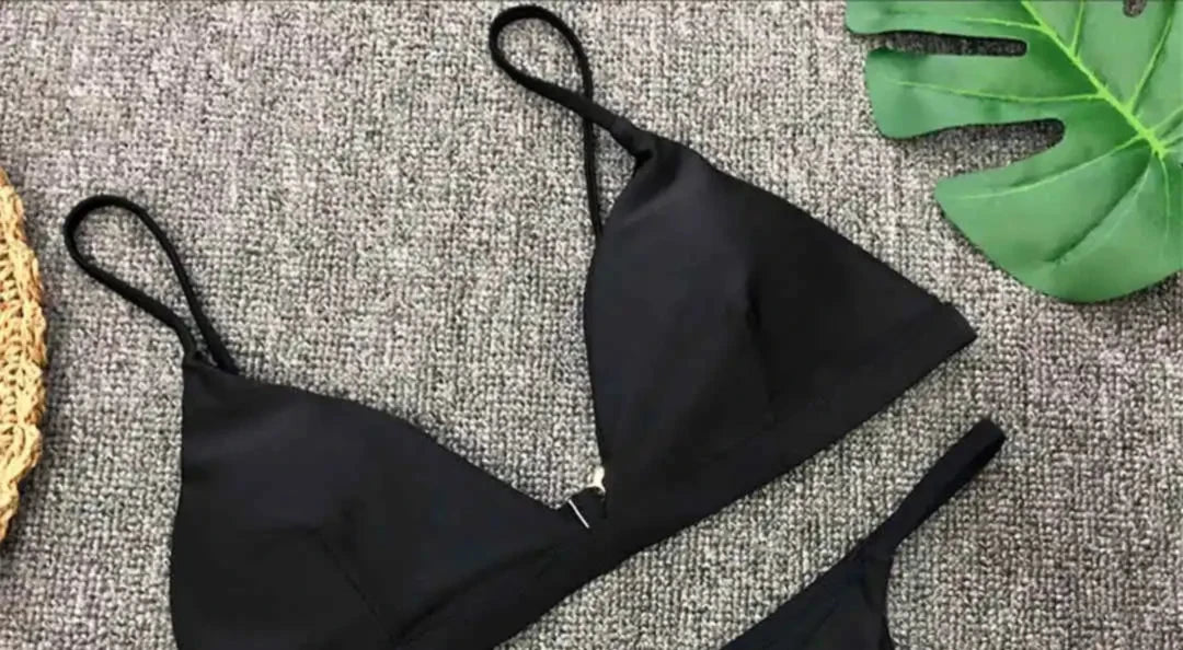 Gros plan sur le haut du bikini sans armatures triangle rembourré noir