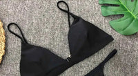 Gros plan sur le haut du bikini sans armatures triangle rembourré noir