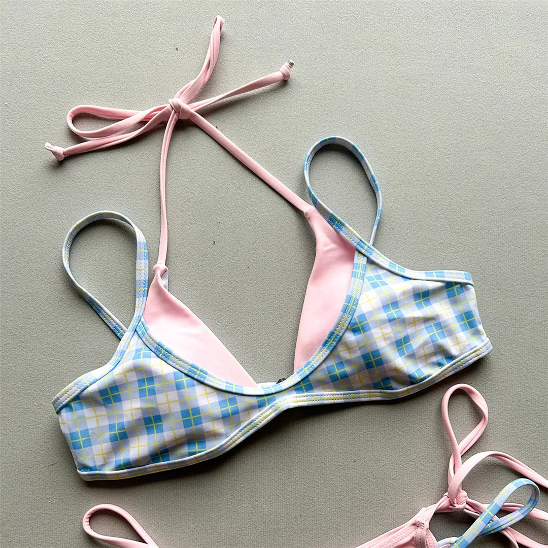 Gros plan sur le haut à carreaux bleu ciel et blanc, doublure rose en triangle et bretelles fines en plusieurs tons