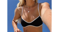 Gros plan sur le haut du bikini bralette taille basse bretelles fines noir à liseré blanc