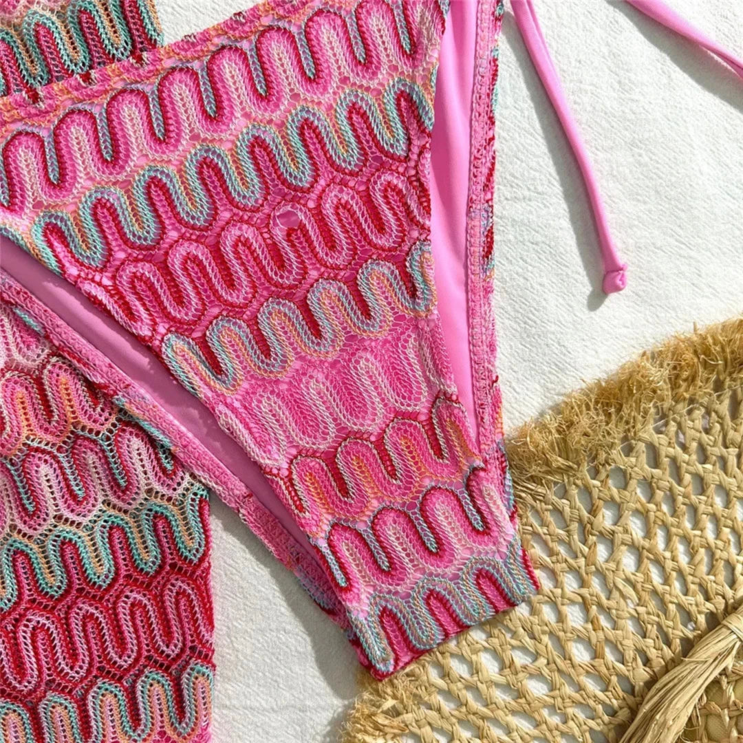 Gros plan sur le bas rose vif au crochet ondulé et ses liserés unis, la jupe en arrière-plan