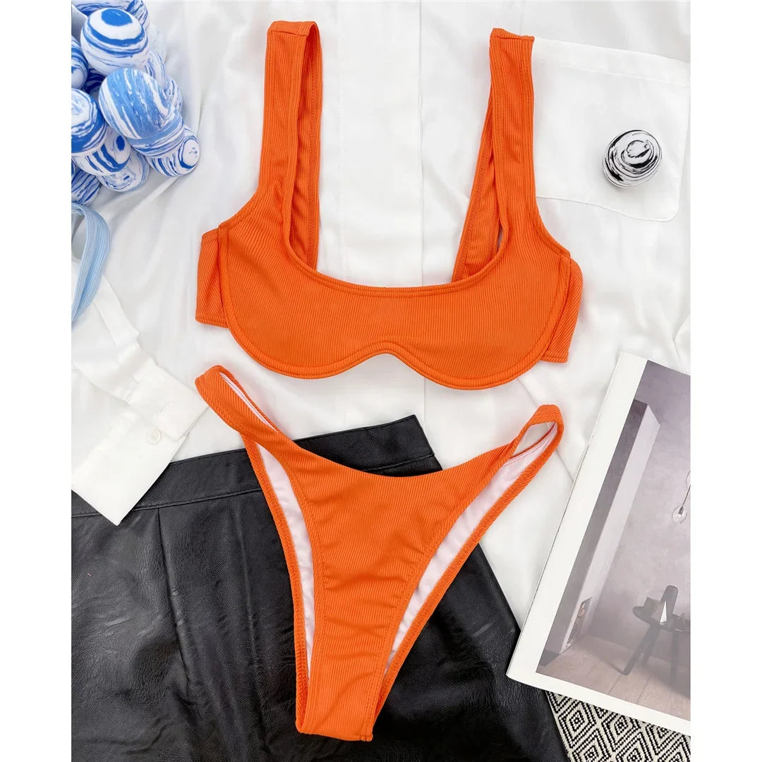 Bikini à armatures brésilien détail en V orange à plat sur chemise blanche, culotte à échancrure haute