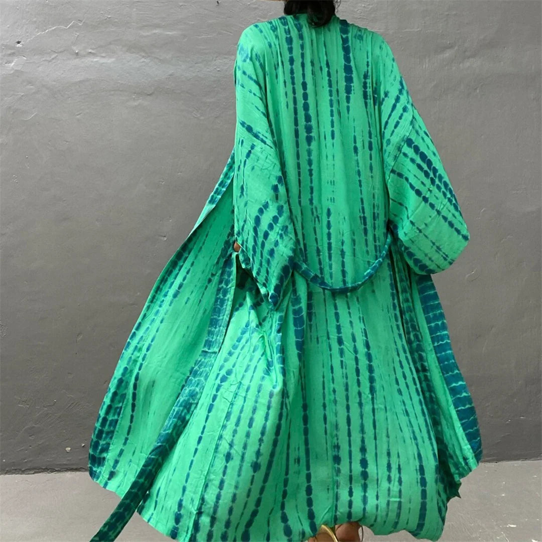 Tunique de plage imprimée manches longues à ceinture vert vue de dos, manches évasées et tie-dye bleu sur fond vert