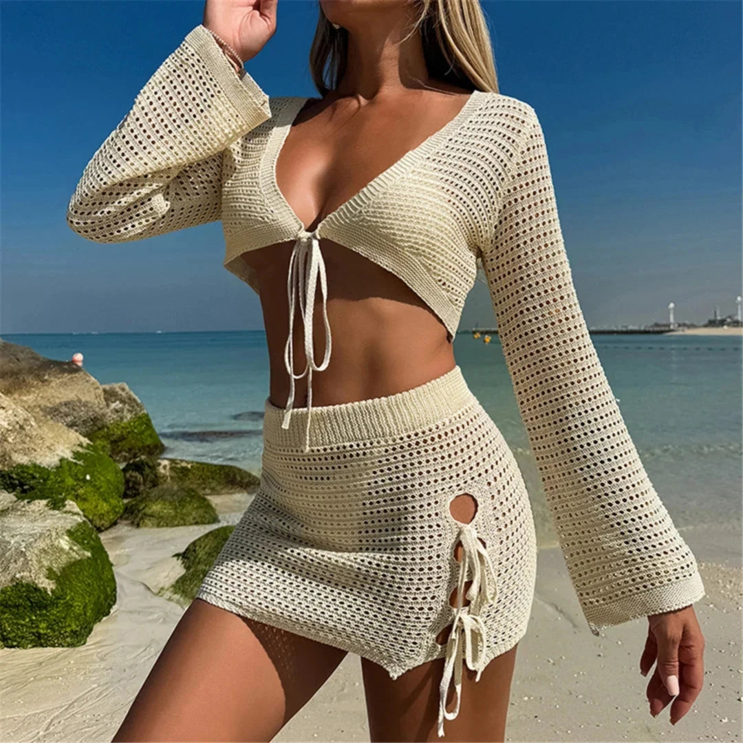Ensemble de plage crochet beige porté de face, haut manches longues à lacets et jupe courte à lacets