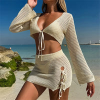 Ensemble de plage crochet beige porté de face, haut manches longues à lacets et jupe courte à lacets