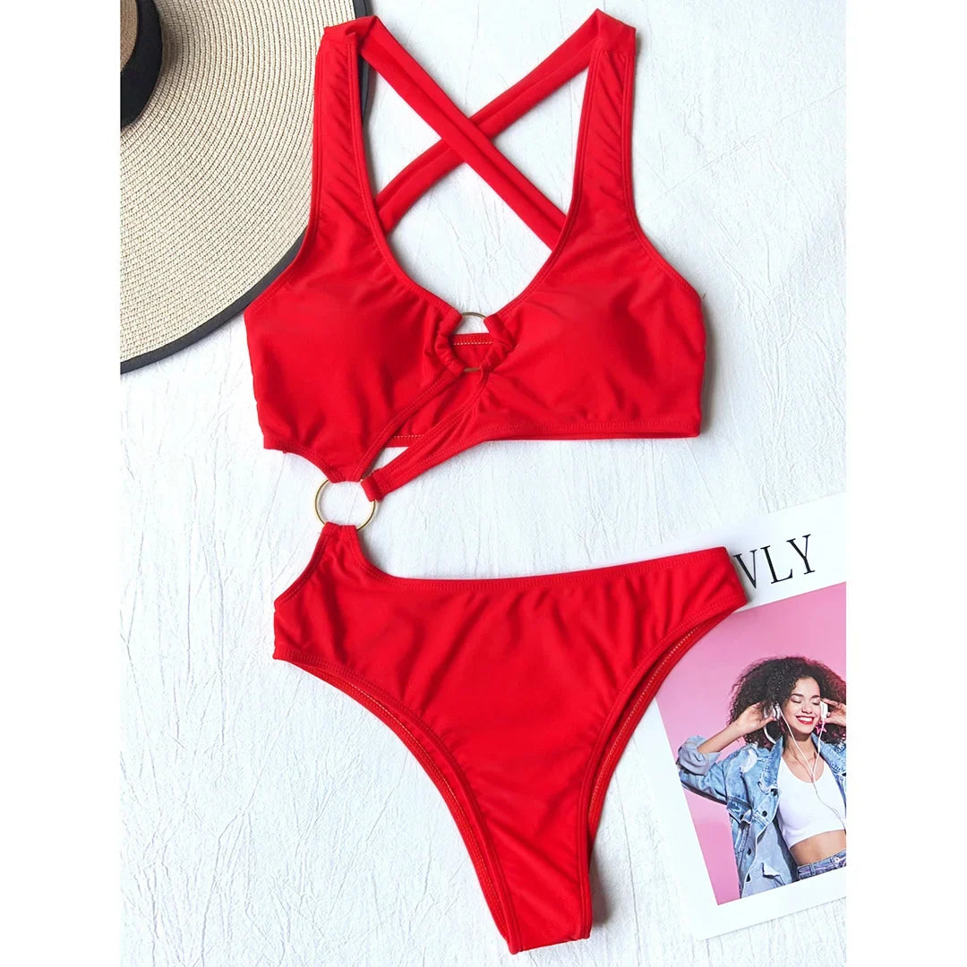 Monokini une pièce asymétrique tour de cou rouge posé à plat, bretelles croisées au dos et anneau doré