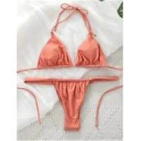 Bikini string triangle froncé rose nude posé à plat sur un tissu clair, liens longs et bas taille basse