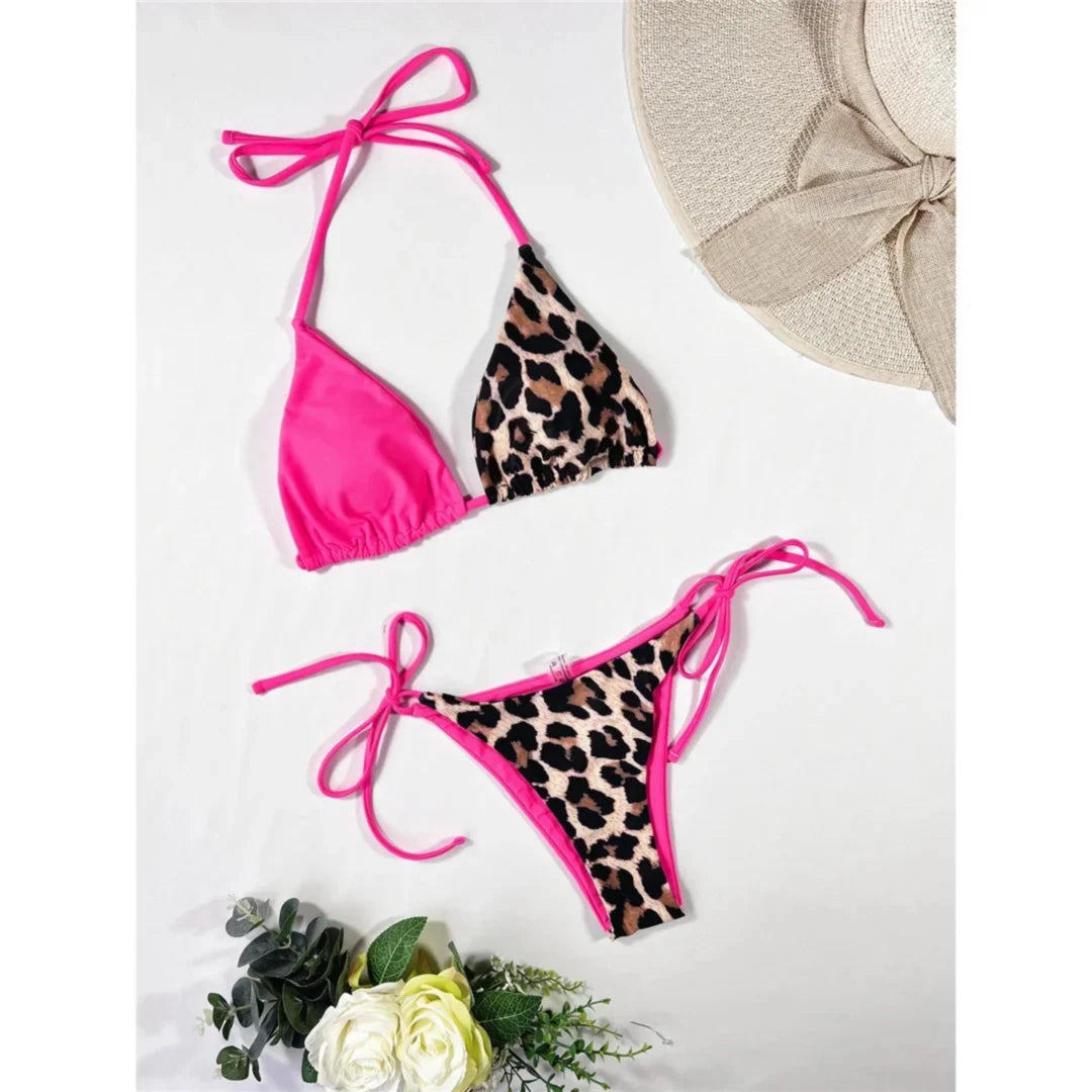 Bikini tour de cou léopard et rose fuchsia posé à plat sur fond blanc, triangle fuchsia uni et bas imprimé léopard bordé de fuchsia
