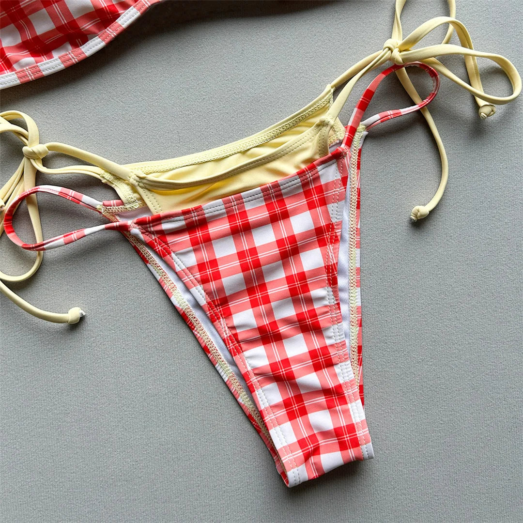 Gros plan sur le haut à carreaux rouge et blanc, bretelles fines et doublure jaune pâle en triangle sous le bonnet