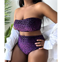 Bikini grande taille léopard à taille haute violet porté de face, bandeau et chemise blanche ouverte sur les épaules