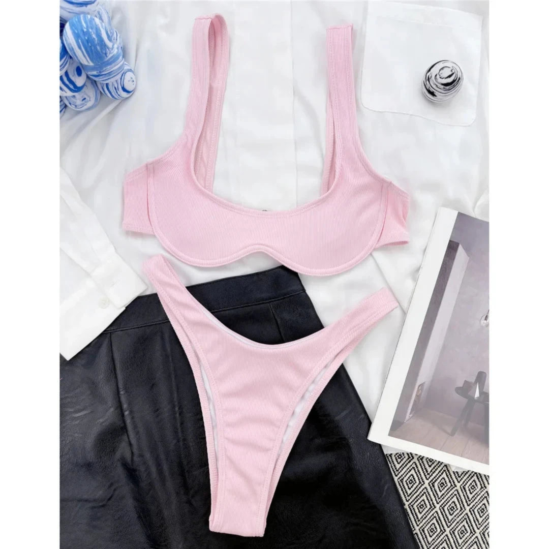 Bikini à armatures brésilien détail en V rose à plat sur chemise blanche, culotte à échancrure haute