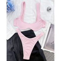 Bikini à armatures brésilien détail en V rose à plat sur chemise blanche, culotte à échancrure haute