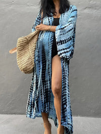 Tunique de plage imprimée manches longues à ceinture bleu portée de face, manches évasées ouvertes et motifs tie-dye