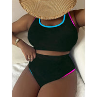 Bikini grande taille tie-dye taille haute noir de face sous un chapeau de paille, tissu côtelé