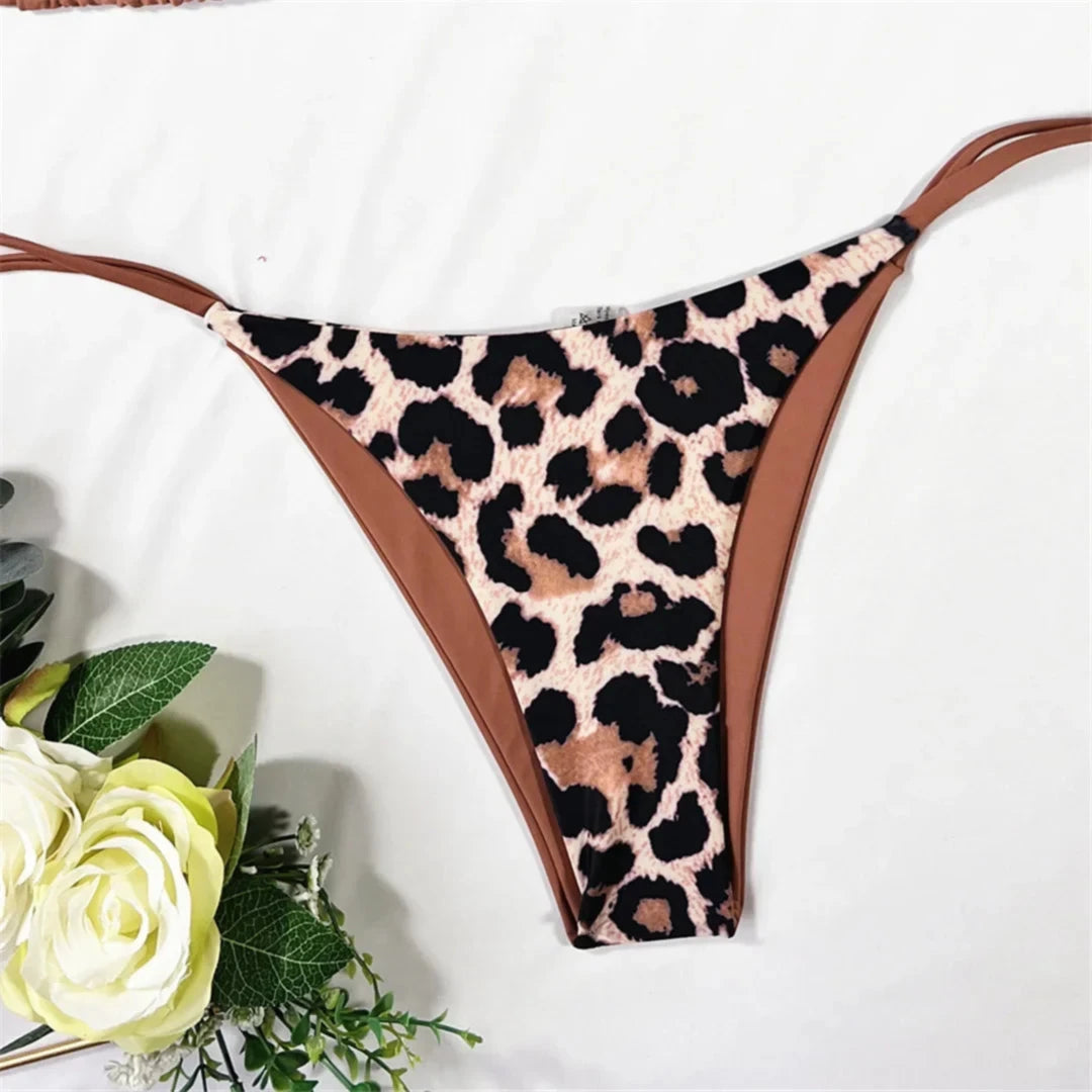 Gros plan sur le bas imprimé léopard du bikini marron café, bordures caramel et fines bretelles fixées sur la hanche
