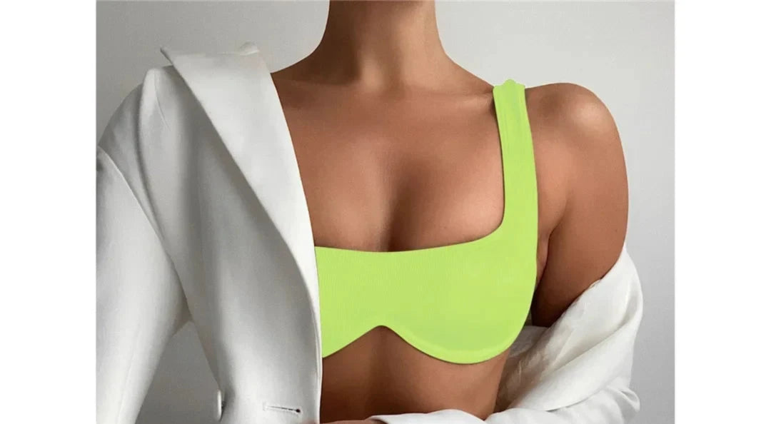 Gros plan sur le haut du bikini à armatures brassière et bas brésilien vert fluo