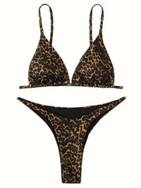 Bikini brésilien sans armatures imprimé léopard noir à plat sur fond clair, bretelles fines réglables et slip échancré