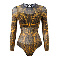 Maillot une pièce manches longues jaune à motifs dorés vu de face sans paréo, posé à plat sur fond blanc