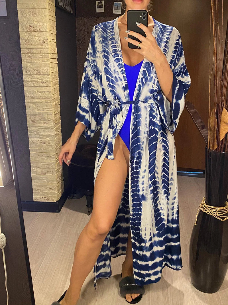 Tunique de plage imprimée manches longues à ceinture bleu foncé portée de face devant un miroir, maillot bleu dessous
