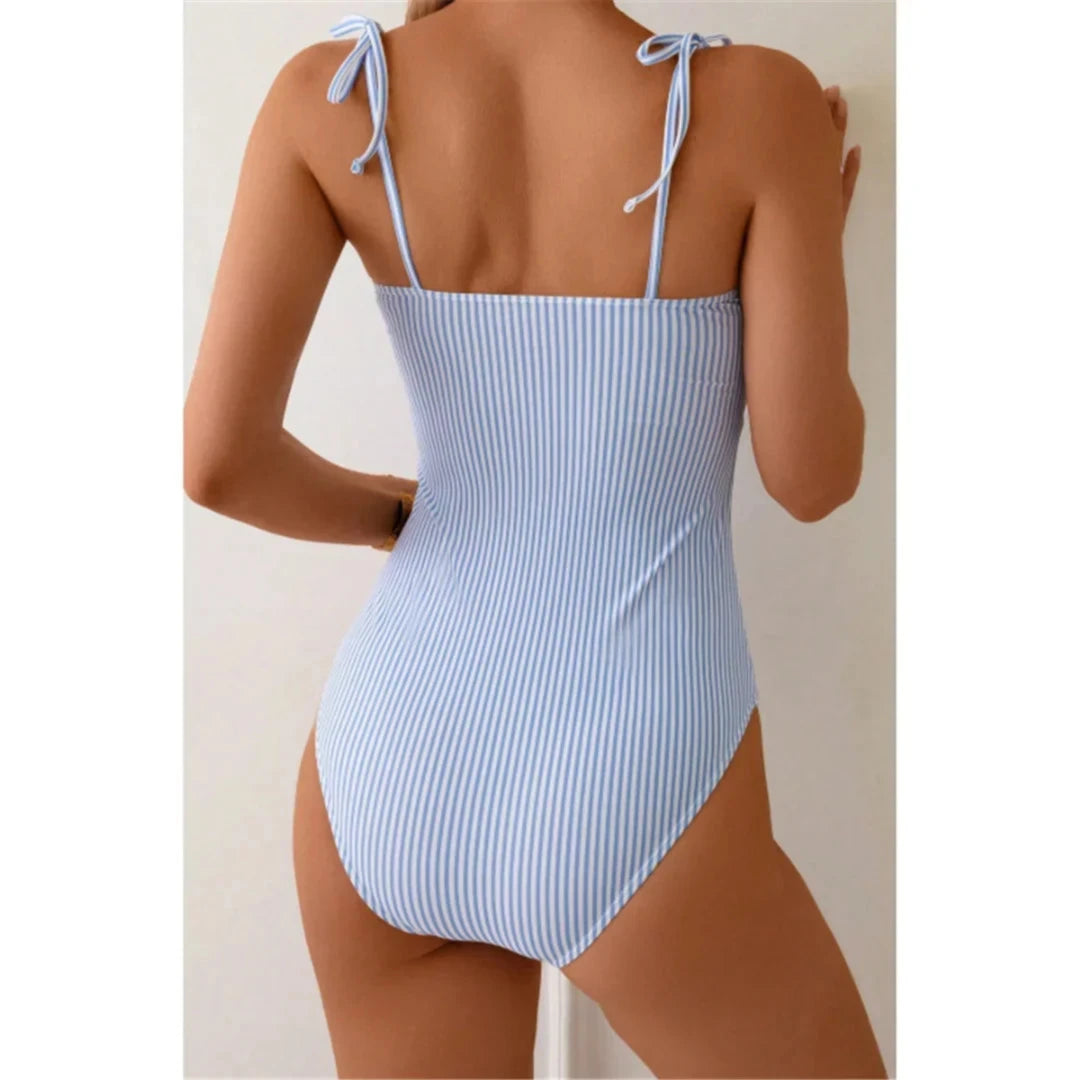 Maillot une pièce à volants rayé bleu et blanc vu de dos, bretelles nouées sur les épaules et coupe ajustée