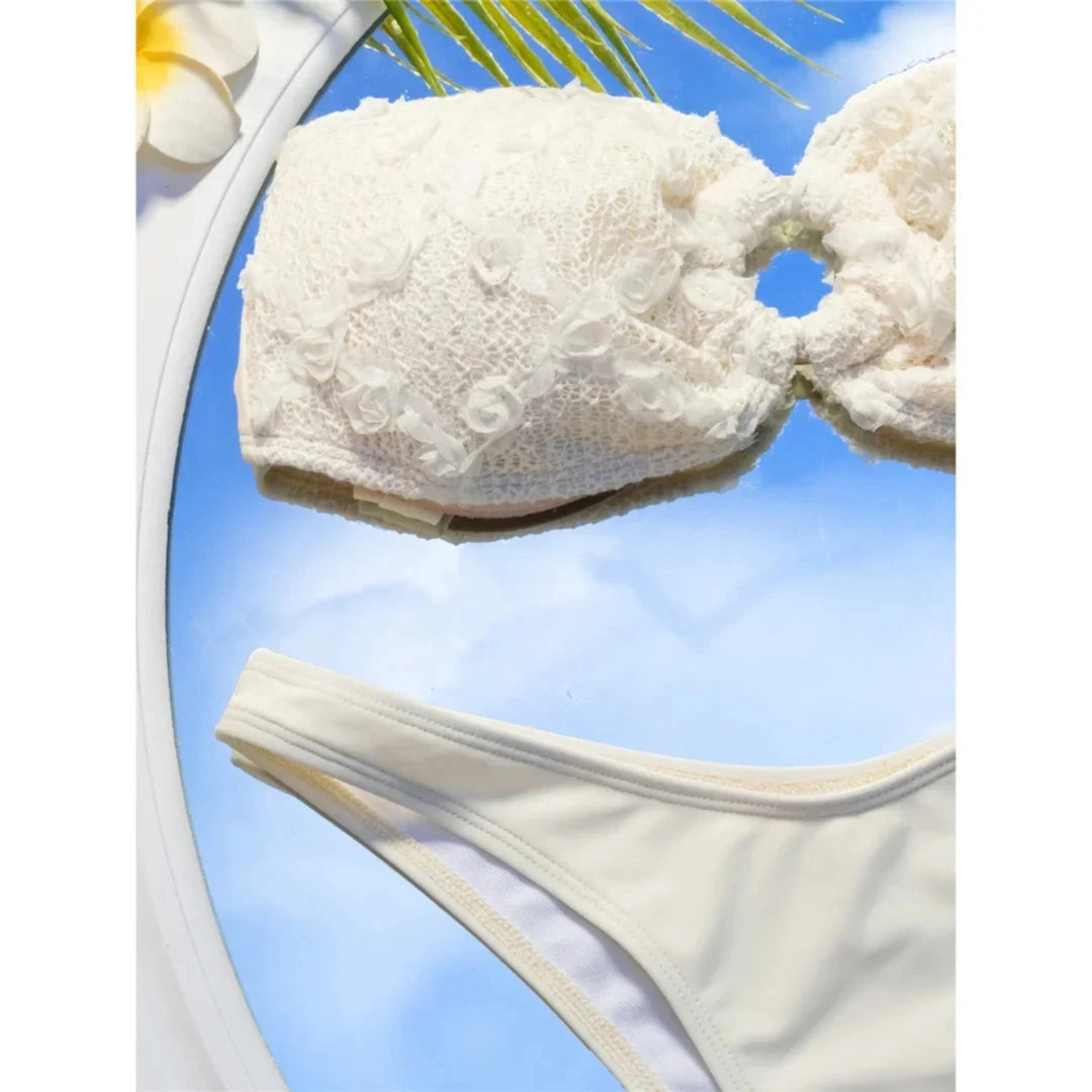 Gros plan sur le bandeau blanc cassé à fleurs en relief et son anneau échancré au centre du haut