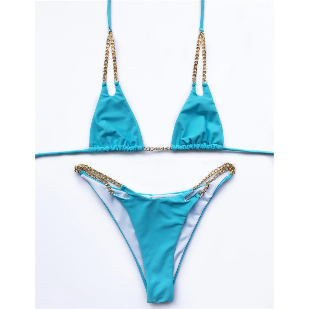 Bikini tour de cou à chaîne métallique bleu ciel posé à plat sur fond blanc, bretelles fines et chaînes dorées