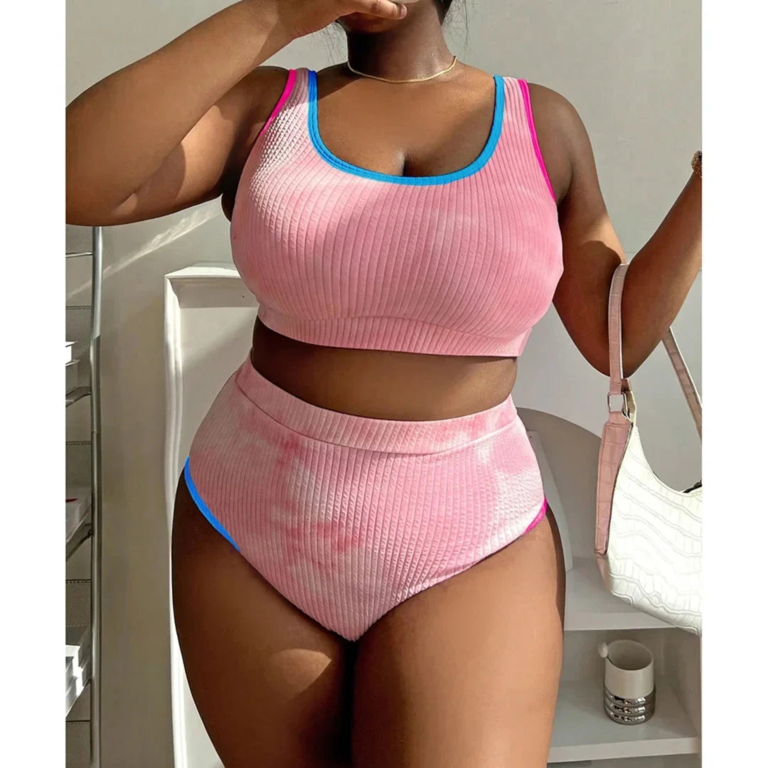 Bikini grande taille tie-dye taille haute rose de face, femme au sac blanc dans une pièce lumineuse