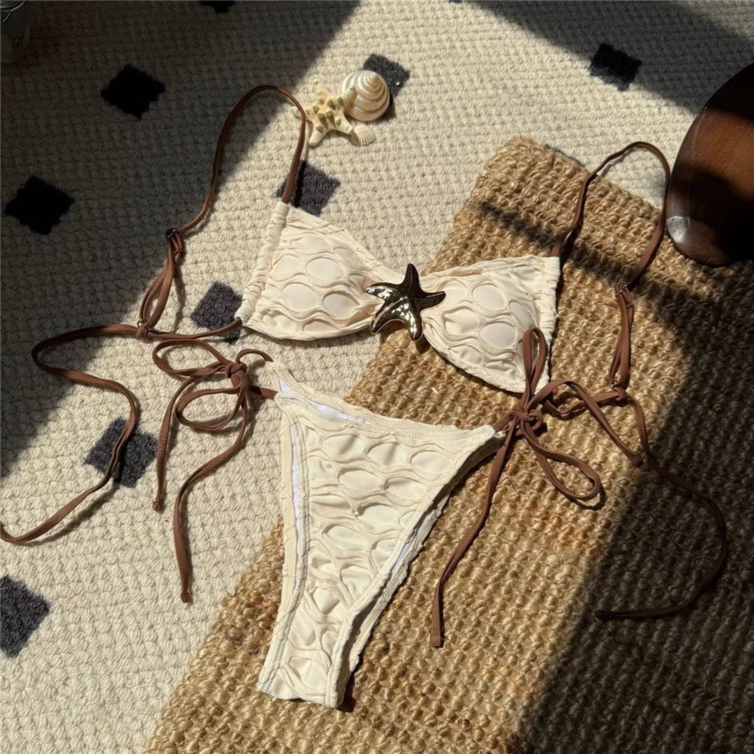Bikini bandeau à lacets et étoile de mer texturé crème à plat