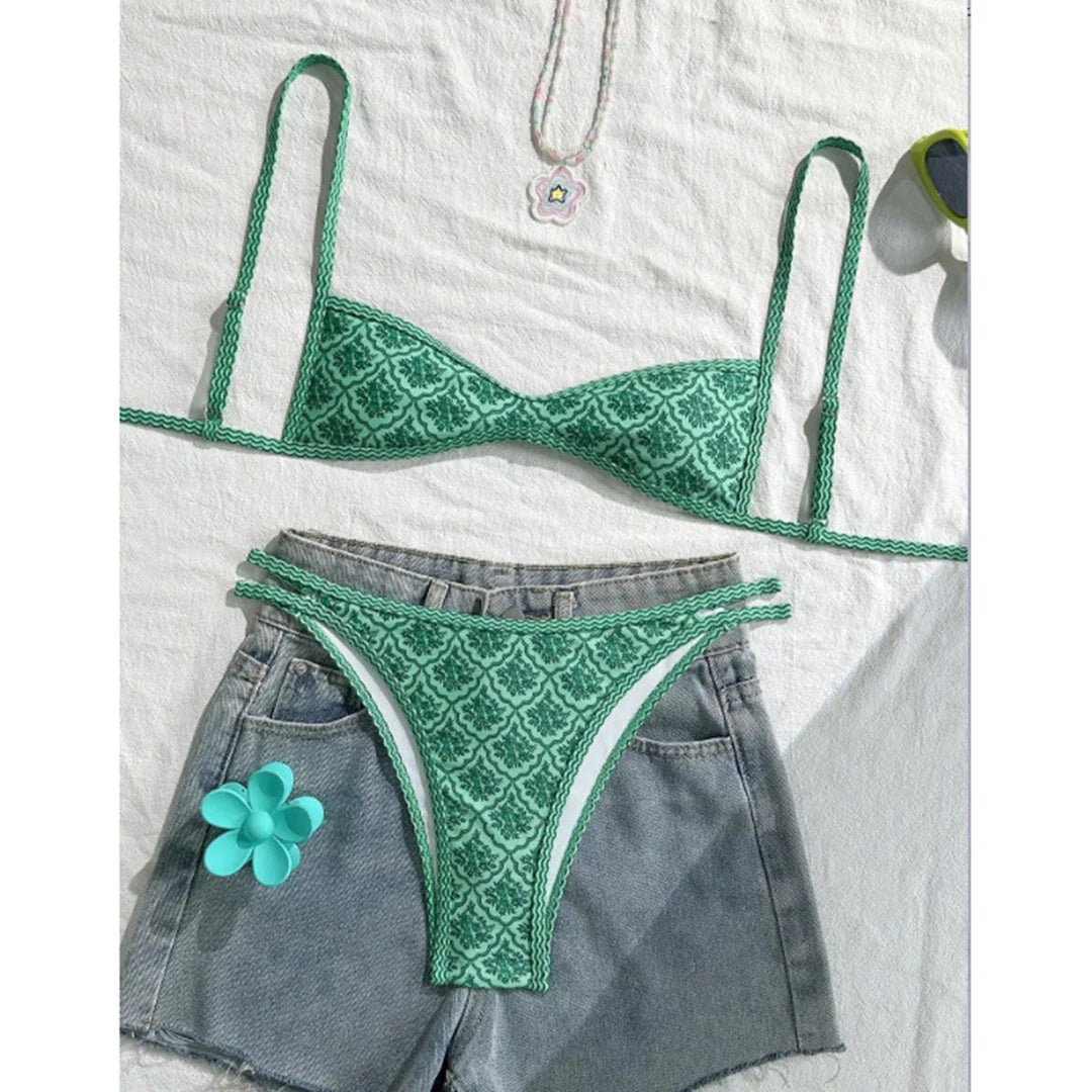 Bikini vert imprimé fleuri à plat, bretelles fines étirées et bas à double lien sur un short en jean délavé