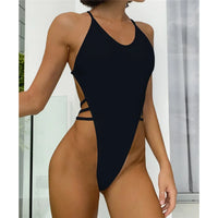 Maillot de bain une pièce noir échancré porté de face, décolleté en V et lanières latérales sur les hanches
