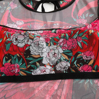Gros plan sur le buste du maillot de bain imprimé fleuri, bande transparente noire et pivoines roses et blanches