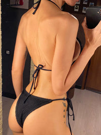 Bikini brésilien tour de cou à effet résille noir vu de dos au miroir, lien noué dans le dos