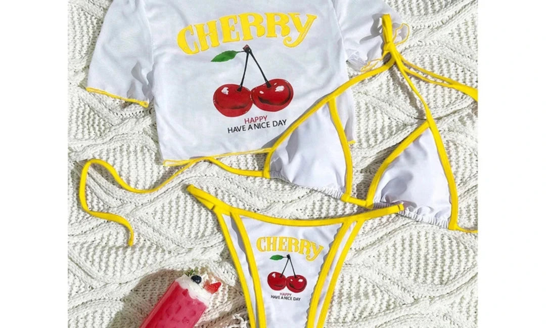 Détail de la matière et des finitions du maillot trois pièces crop top cerises blanc bordé jaune