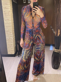Maillot une pièce manches longues bleu zippé porté de face par une femme qui se photographie, pantalon ample assorti