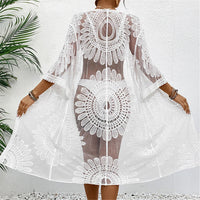 Cardigan de plage brodé en mousseline demi-manches blanc vu de dos, ample et long, motifs en rosace