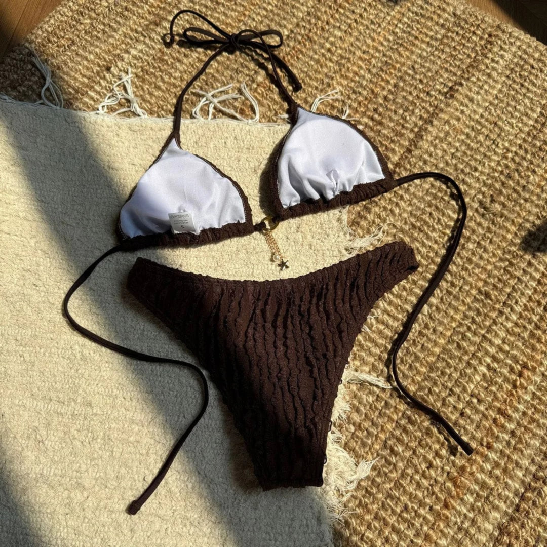 Bikini brésilien tour de cou effet froissé marron à plat, doublure blanche au haut et culotte à lacets