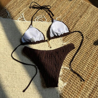Bikini brésilien tour de cou effet froissé marron à plat, doublure blanche au haut et culotte à lacets