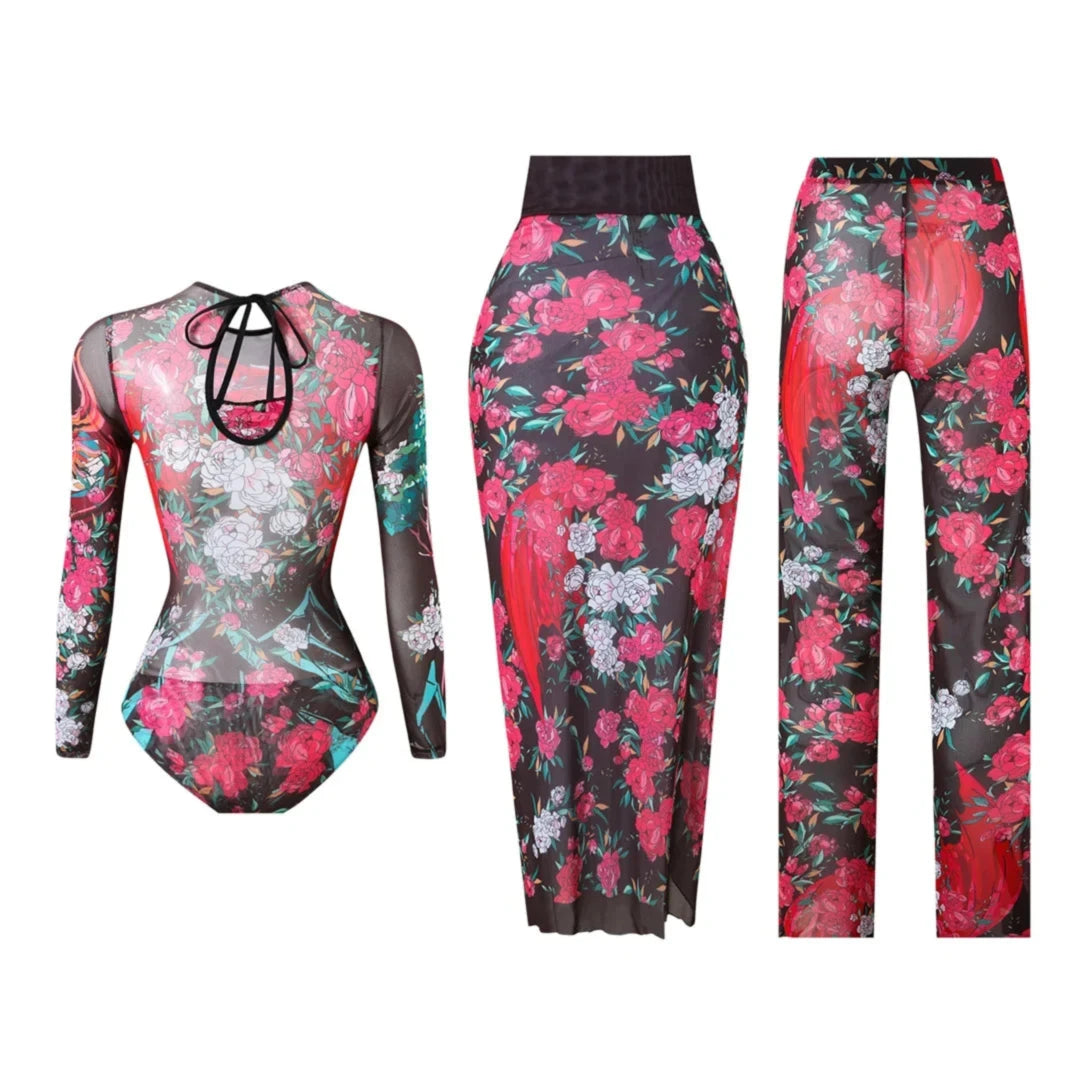 Maillot trois pièces manches longues imprimé fleurs roses, body à lien noir au décolleté et paréo fendu présenté sur mannequin invisible