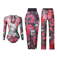 Maillot trois pièces manches longues imprimé fleurs roses, body à lien noir au décolleté et paréo fendu présenté sur mannequin invisible
