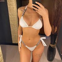 Bikini brésilien à strass effet diamant brillant blanc porté de face, strass irisés sur le col et les attaches