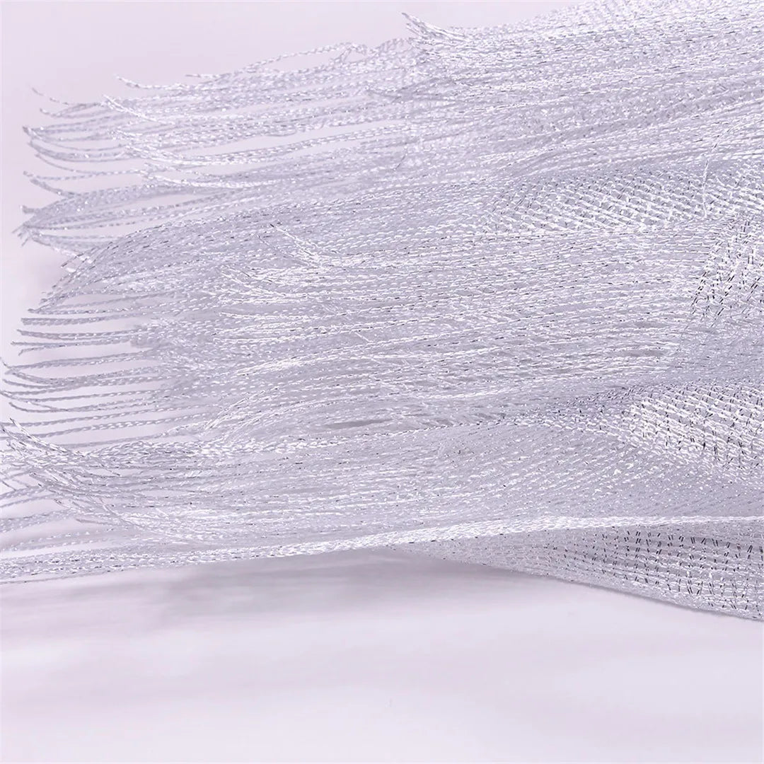 Tunique de plage à franges en maille brillante blanche, détail des franges fines et du tissu ajouré sur fond clair