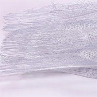 Tunique de plage à franges en maille brillante blanche, détail des franges fines et du tissu ajouré sur fond clair