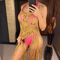 Tunique de plage en crochet ajouré vert kaki à franges longues, portée de face en selfie sur un bikini rose