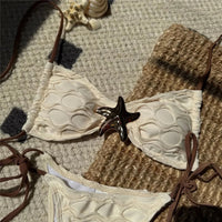 Bikini bandeau à lacets et étoile de mer texturé crème en gros plan