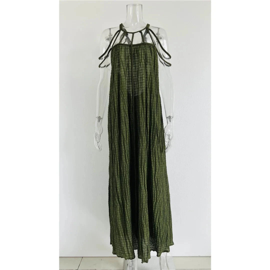Longue robe vert kaki à cordes nouées au cou, portée de face sur mannequin en pied, tissu plissé