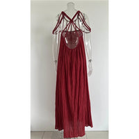 Longue tunique rouge bordeaux à cordes croisées sur les épaules, tissu plissé et transparent, sur mannequin