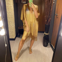Tunique de plage à franges en maille brillante dorée portée de face par une femme en selfie miroir, franges longues sur le bas